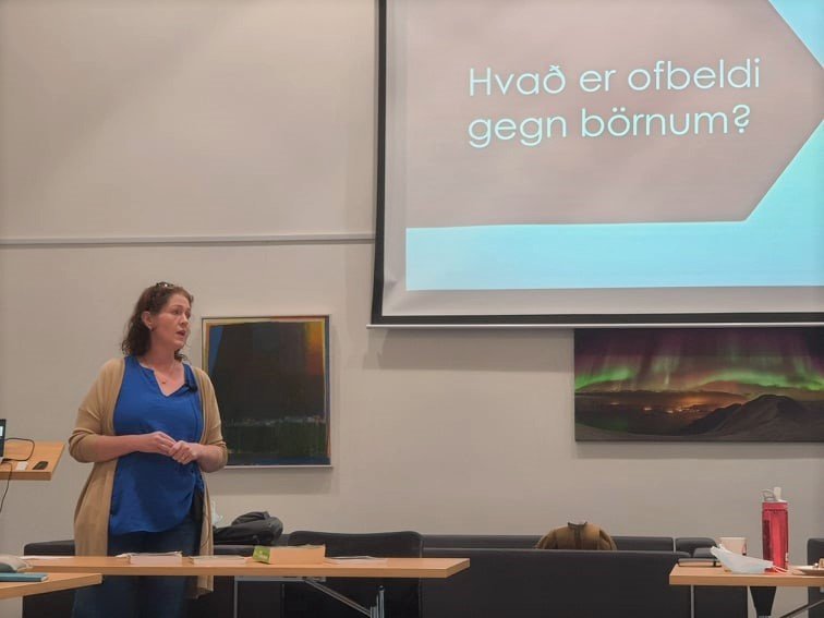 Ingibjörg Þórðardóttir fræðir starfsfólk MTR um ofbeldi og áhrif þess á börn og ungmenni. Ljósmynd: …
