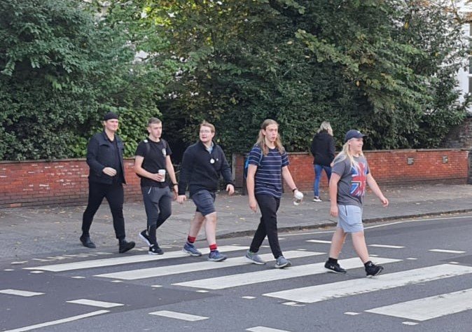 Fjallabygggðarbítlarnir á gangbrautinni frægu við Abbey Road hljóðverið. Ljósmynd: Lísebet Hauksdótt…