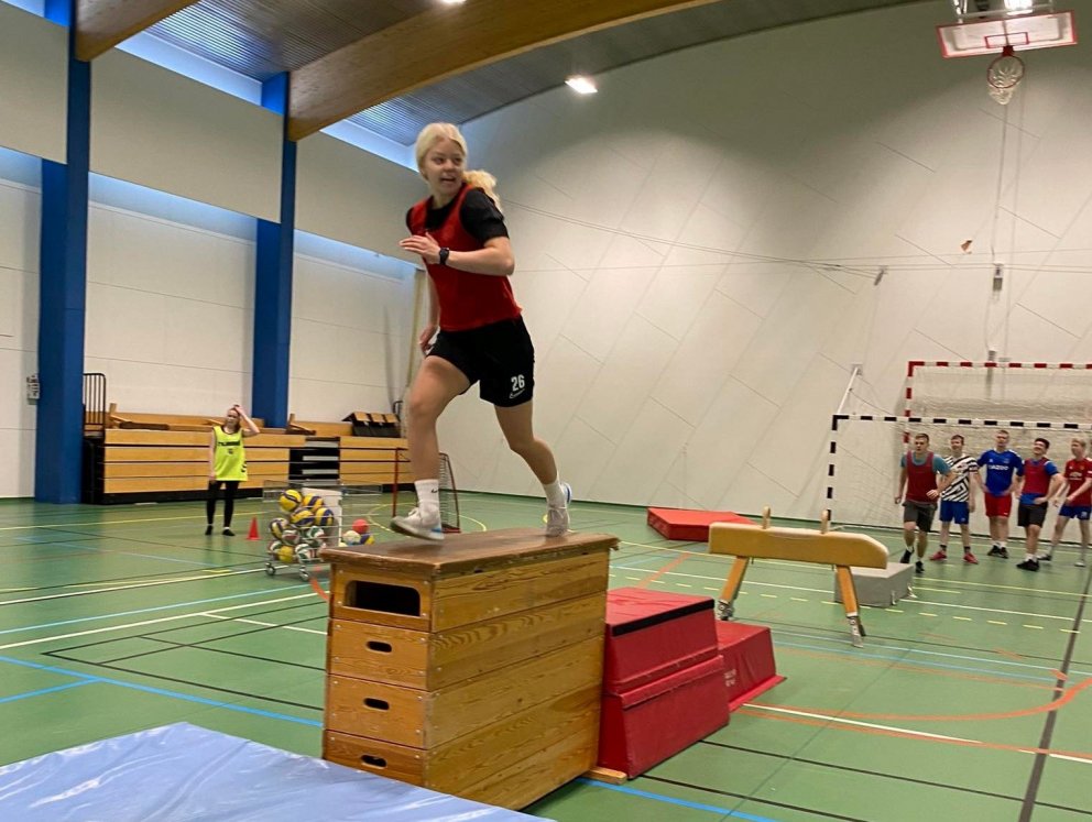 Brugðið á leik í íþróttahúsinu. 
Ljósmynd: Lísebet Hauksdóttir