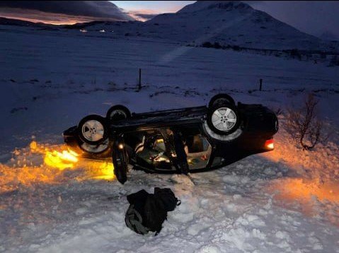 Mikil mildi að ökumaður og farþegar sluppu ómeidd. Ljósm. HÚK.