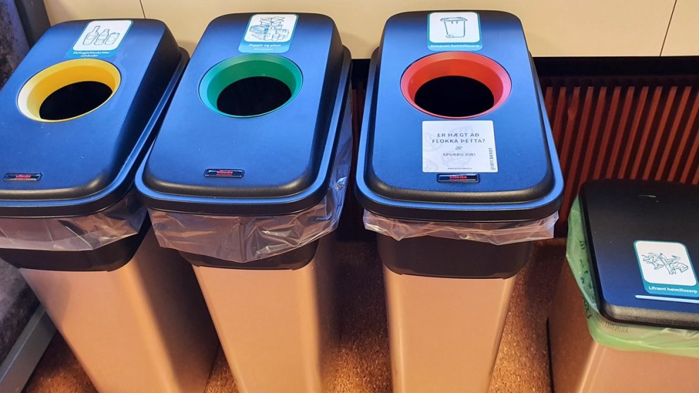 Á tunnunni fyrir almennt sorp er límmiði sem vekur fólk til humhugsunar. Á honum stendur: 
Er hægt …