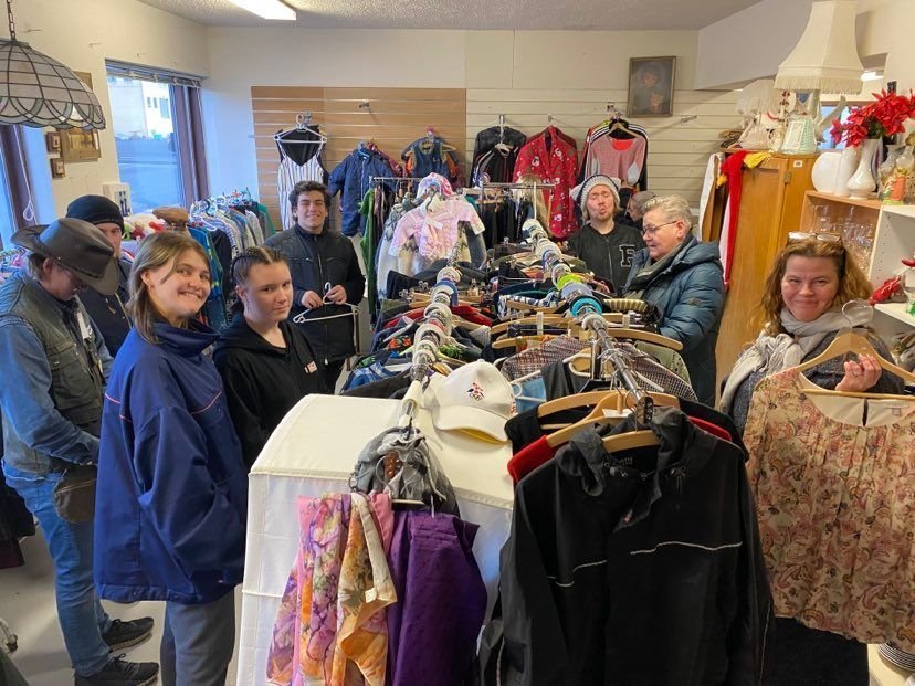 Nemendur í Rauðakross búðinni í Ólafsfirði.
Ljósm. Karólína.