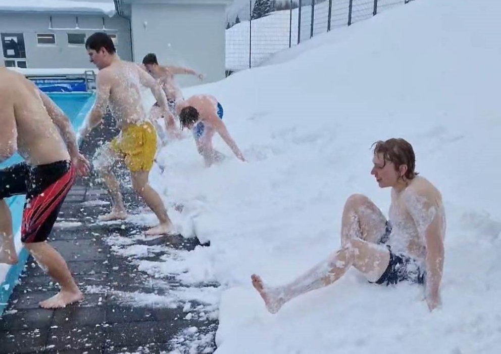 Brugðið á leik í snjónum. Ljósm. Lísebet Hauksdóttir.