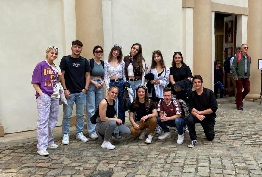 Nemendur MTR ásamt lettneskum, grískum og tékkneskum félögum sínum í Erasmus+ verkefni í útlöndum.  …