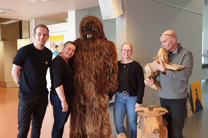 Á myndinni bregða frambjóðendur H-listans á leik með tvö listaverk í eigu skólans eftir Aðalheiði Ey…