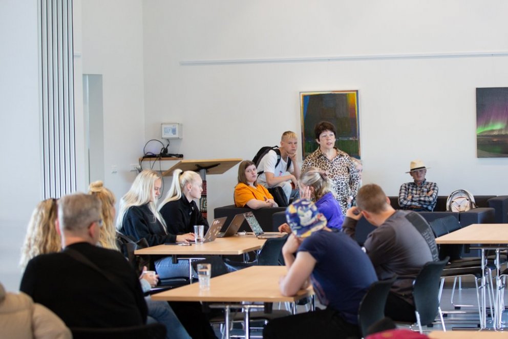 Jóna Vilhelmína ræðir við nemendur á fyrsta kennsludeginum. Ljósmynd: GK.
