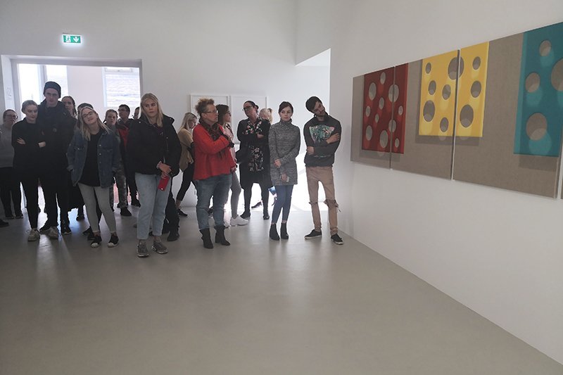 Nemendur skoða verk Sigurðar Árna mynd BM