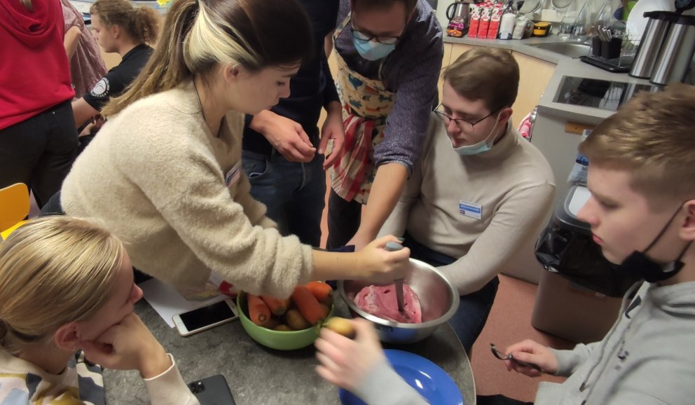 Það gekk mikið á í eldhúsinu í gær þegar nemendur frá þremur löndum elduðu saman. Ljósm. SMH.