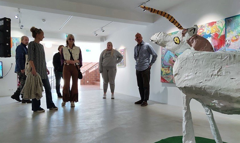 Hlynur Hallsson safnsstjóri Listasafnsins fræðir nemendur um sýningu Egils Loga Jónassonar. Ljósm. S…