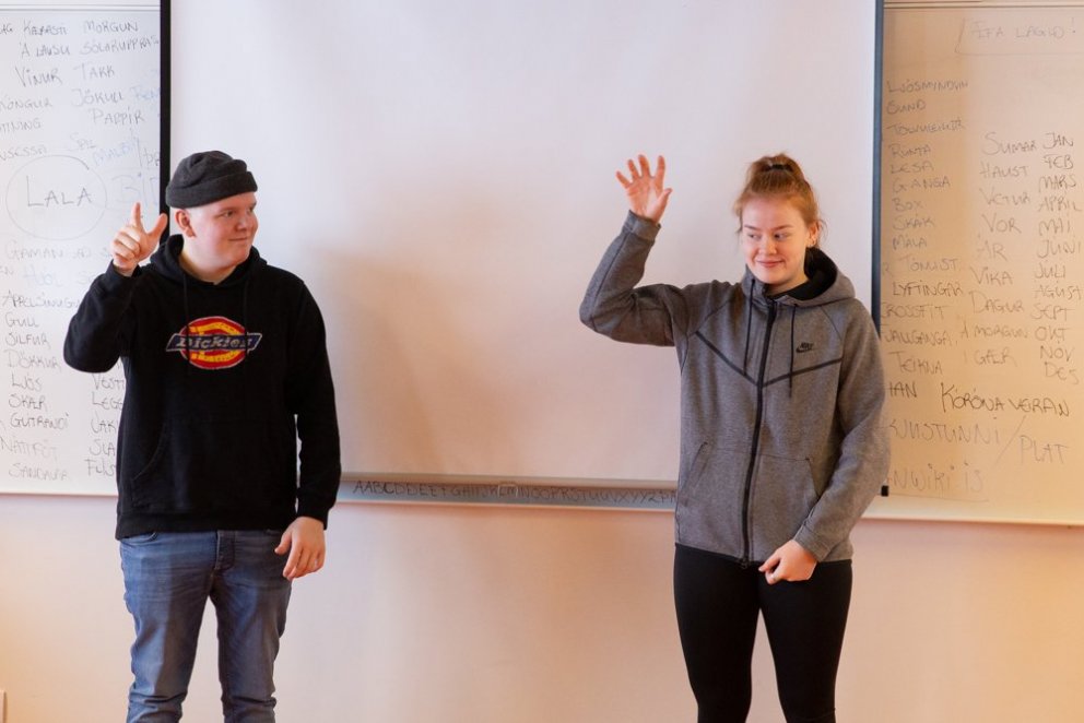 Dægurlög á táknmáli