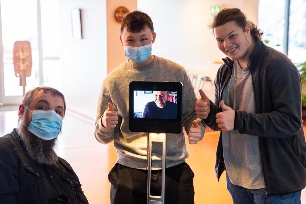 Tryggvi og Anthony með nemendum