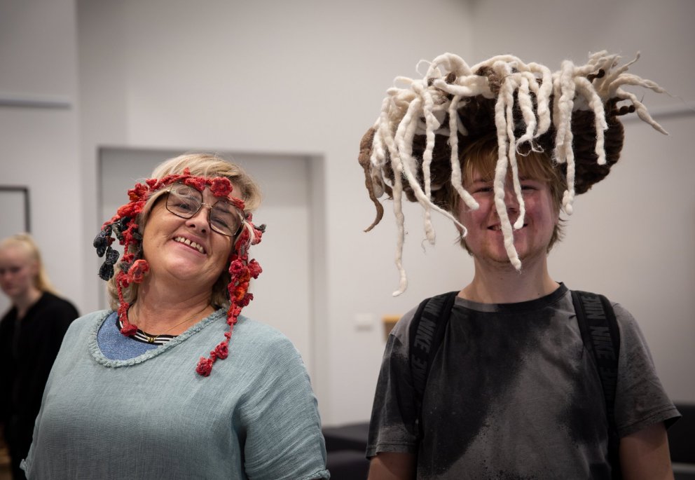 Jonna og Kristinn Gígjar nemandi í MTR bregða á leik með tvö af verkunum sem hún hafði meðferðis í s…