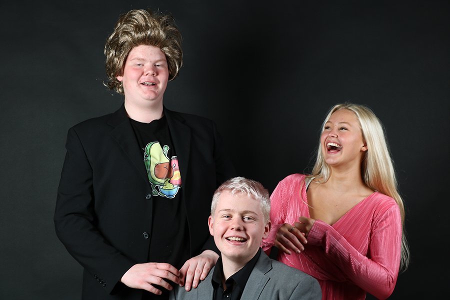 Víkingur, Skarphéðinn og Ragnhildur að sviðsetja vandræðalega fermingarmynd. Ljósmynd: Karen Helga.