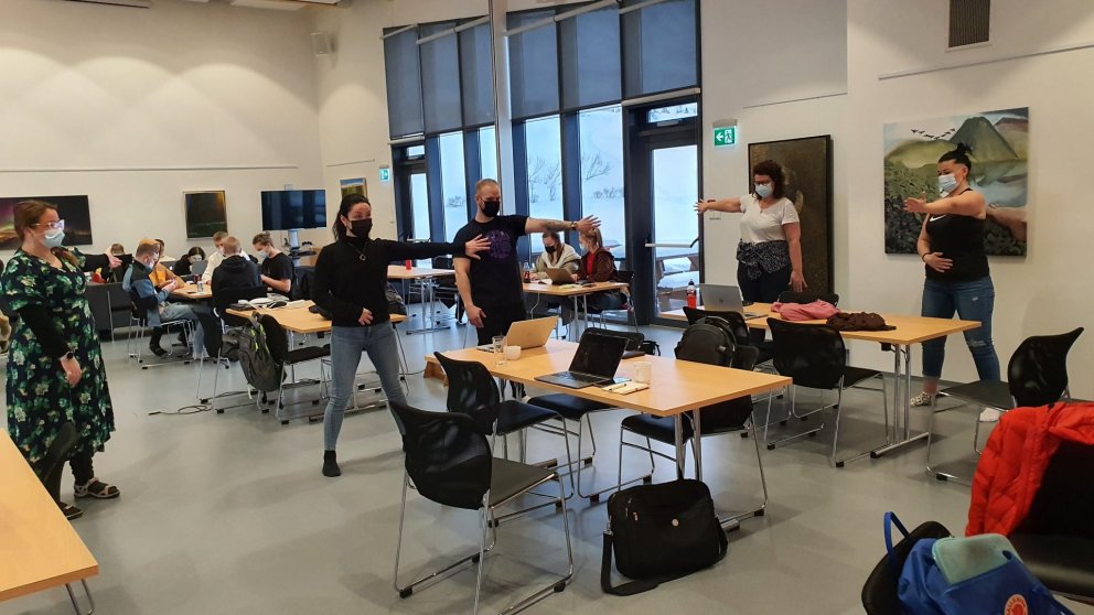 Kennarar gera æfingar í Hrafnavogum, nemendur fylgjast með. Ljósm. GK.