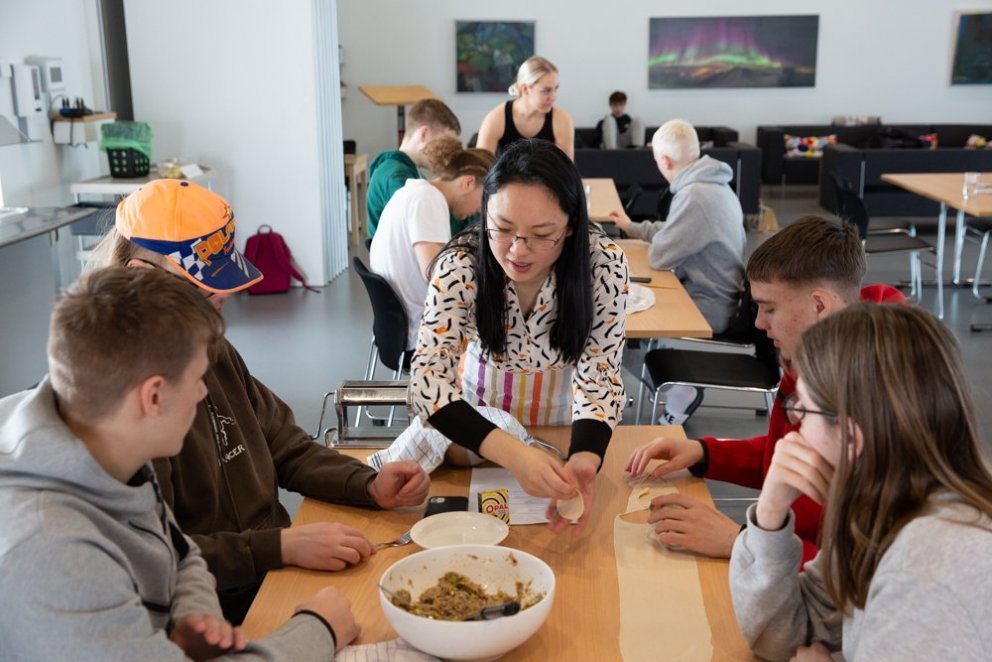 Teresa Cheung leiðbeinir nemendum.
Ljósmynd. GK.