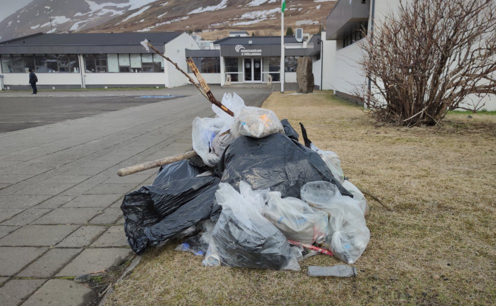 Afrakstur plokkdagsins. Nemendur 7. bekkjar grunnskólans lögðu duglega í púkkið.
Ljósm. SMH