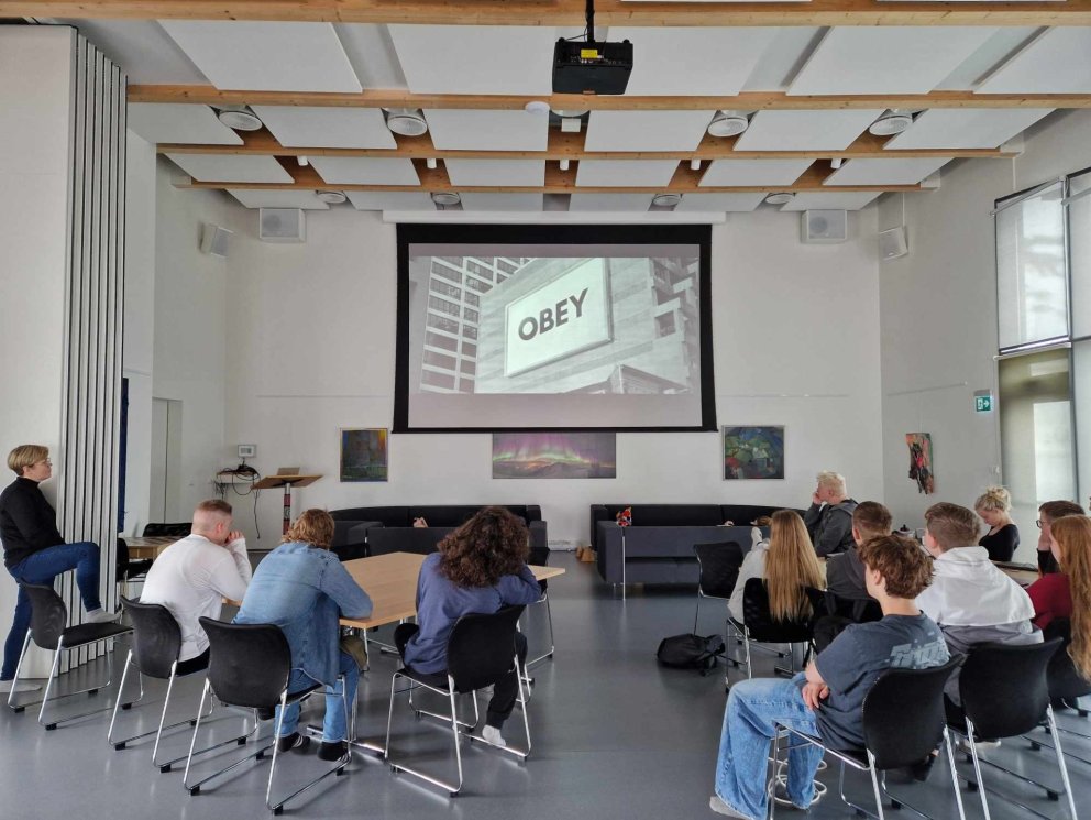 Horft á heimildamynd mynd ÞH