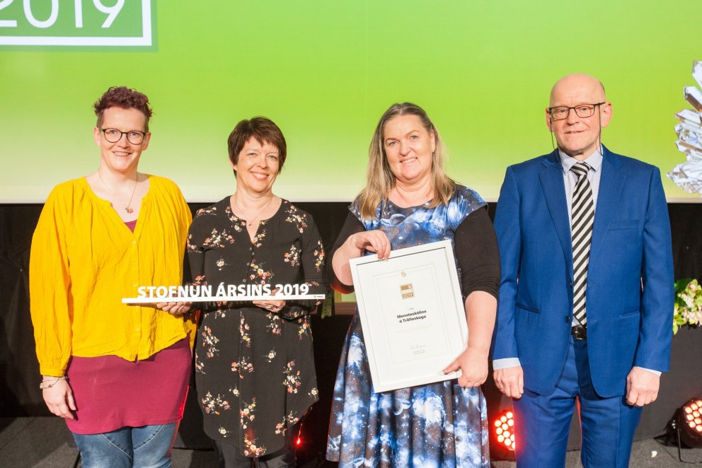 Árni Stefán Jónsson, formaður Sameykis afhendir starfsfólki MTR verðlaunin.