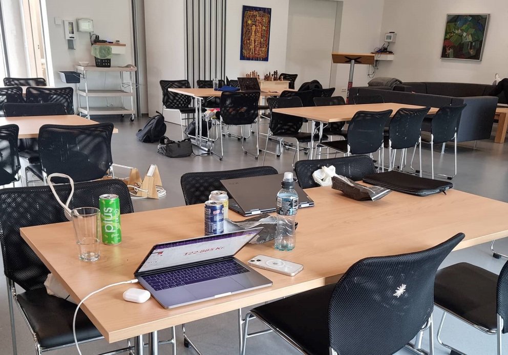 Nemendur stóðu upp og gengu út.
Ljósmynd: GÞ.