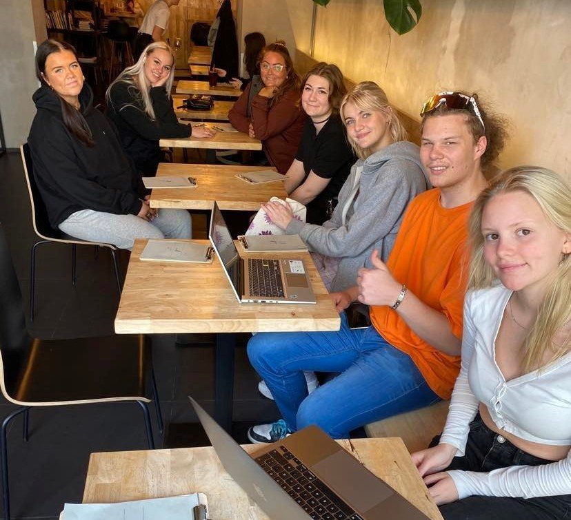 Nemendur nota hverja stund sem gefst í ferðinni til að sinna heimanáminu.
Ljósmynd: KB.