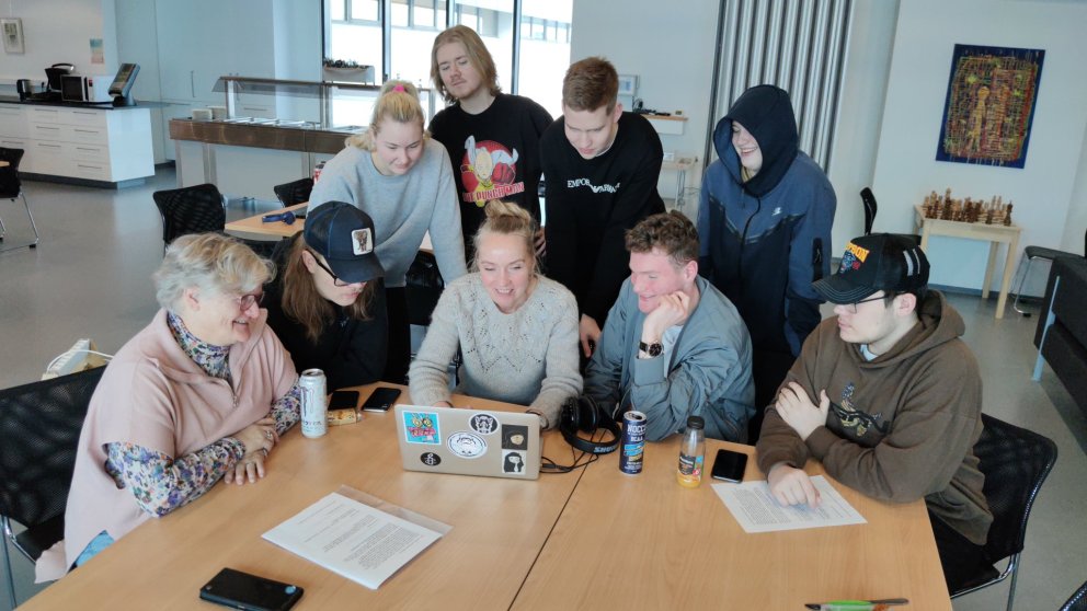 Nemendur fara yfir stöðuna með kennurum sínum, Idu Semey og Karólínu Baldvinsdóttur. Ljósm. SMH.