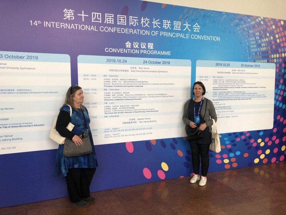 Lára og Hrafnhildur Hallvarðsdóttir skólameistari FSN á ráðstefnunni. Mynd: Sumarliði Ásgeirsson