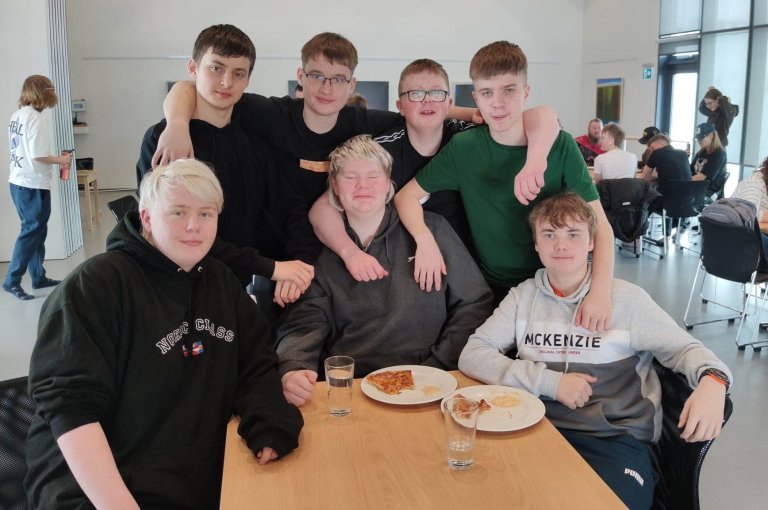 Saddir og sælir eftir pizzaveisluna. 
Ljósm. SMH.