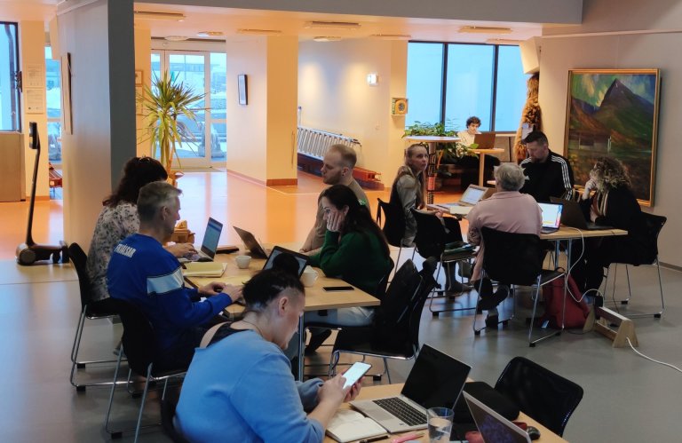 Óvenju margir kennarar í húsi. 
Ljósm. SMH.