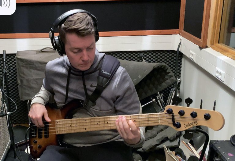 Snýr til baka í nám eftir langan feril í tónlist