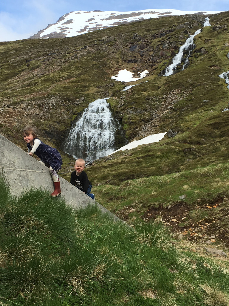 Leikið í Skútudal