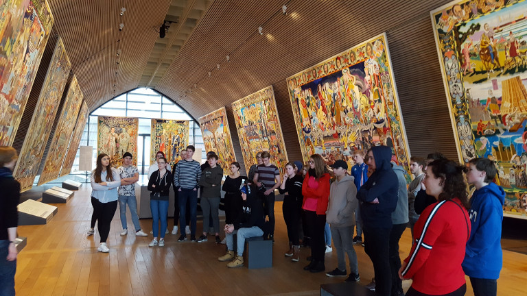 Nemendur á sýningu mynd VÓE