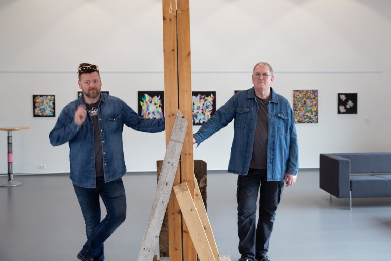 Bergþór Morthens og Gísli Kristjánsson leggja lokahönd á sýninguna í skólahúsinu.
Ljósm. Björg Trau…