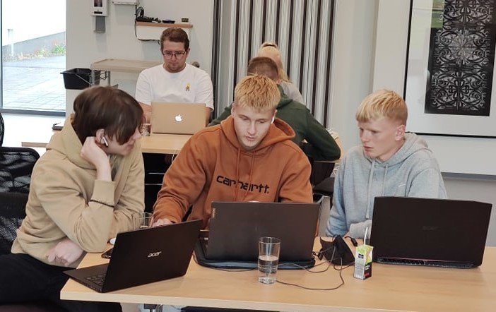 Nemendur vinna sjálfstætt í vinnutíma. Ljósm. SMH.