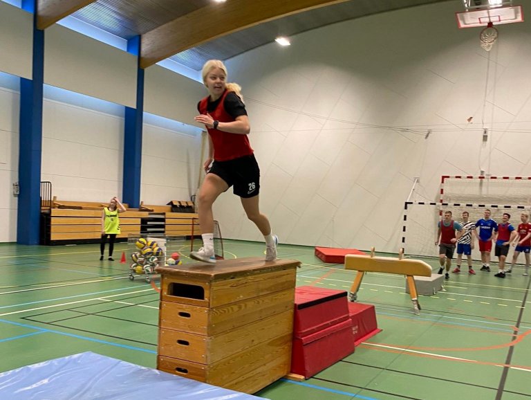 Brugðið á leik í íþróttahúsinu. 
Ljósmynd: Lísebet Hauksdóttir