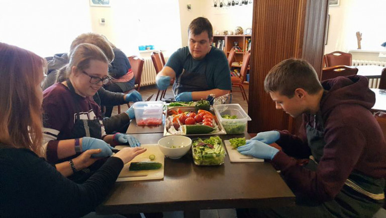 Skera grænmeti mynd Ida Semey