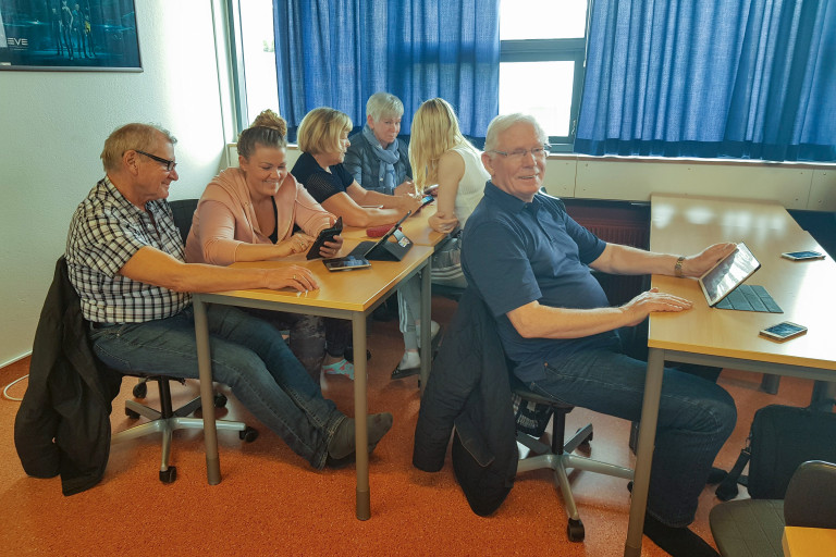 Eldriborgarar snappa mynd BS