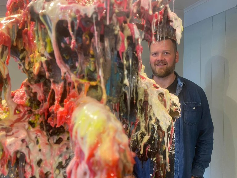 Bergþór Morthens með eitt af verkum sínum.
Ljósm: Lára Stefánsdóttir.