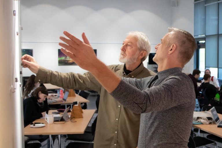 Örlygur og Tóti hengja upp myndirnar mynd GK