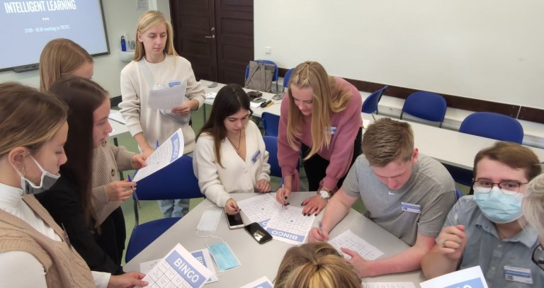 Unnið með nemendum frá Eistlandi og Lettlandi. Ljósm. SMH.