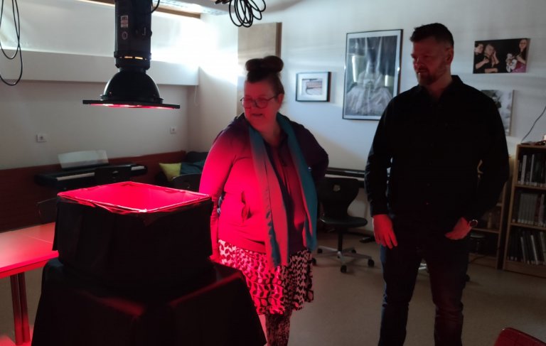 Aðalheiður Eysteinsdóttir myndlistarkona og Bergþór Morthens listakennari virða fyrir sér innsetning…