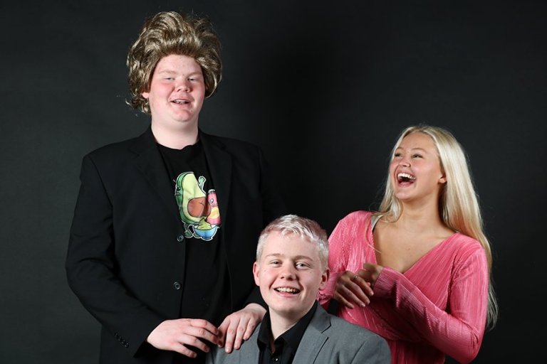 Víkingur, Skarphéðinn og Ragnhildur að sviðsetja vandræðalega fermingarmynd. Ljósmynd: Karen Helga.