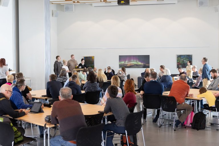 Nemendur flytja kynningu mynd GK