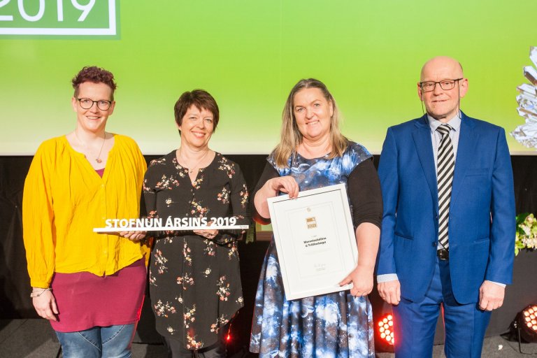 Árni Stefán Jónsson, formaður Sameykis afhendir starfsfólki MTR verðlaunin.