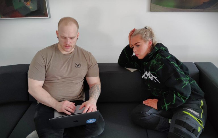 Viktoría Unnur og Bubbi umsjónarkennari hennar velja áfanga fyrir næstu önn. Ljósm. SMH